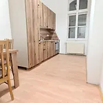 Spacious Rooms - 15 Min From Airport & City Center, 5 Min From Vienna Main-Bus Station Ez8